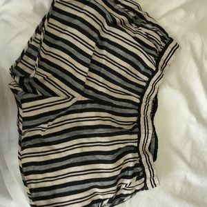 Madwell Large black and white shorts.